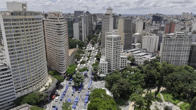 Drone flies left from Am&eacute;rico Renn&eacute; Gianetti City Park to Afonso Pena Avenue during the Hippie Fair