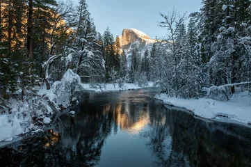 Photo sur Plexiglas Half Dome Half dome reflected in the merced river, while it is illuminated by the setting sun. Yosemite national park.