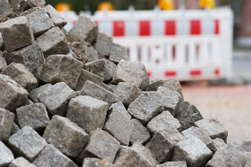 Strassenbau, ausgebaute Pflastersteine auf einer Baustelle