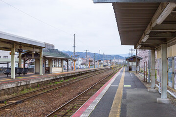 Fototapeta premium 桜満開の郡家駅の風景 鳥取県 郡家駅