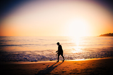 Silueta de una persona caminando en la playa