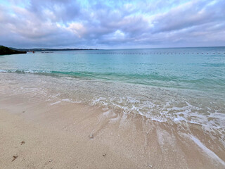沖縄の澄んだビーチ