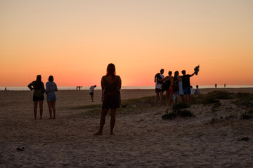Playa de Tarifa, Cádiz, atardecer en la playa, personas disfrutando de los últimos rayos de sol...