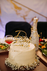 The image shows a cake with a bottle of wine 6989.