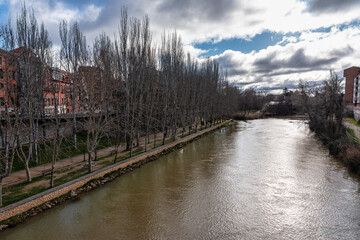 Douro River as it passes through the monumental city of Aranda de Duero in Burgos. - obrazy, fototapety, plakaty