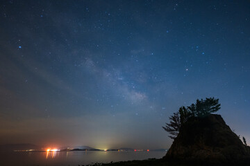 日本の岡山県岡山市の飯盛岩に浮かぶ美しい天の川