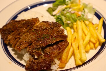 ステーキとフライドポテト