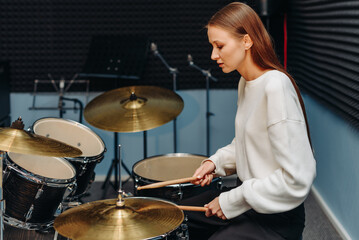 Naklejka premium young woman playing drum set