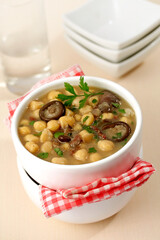 Chickpeas with ham and mushrooms.