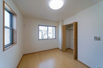 収納と窓が二つある個室