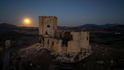 el castillo de la Estrella con la luz de la luna en la noche, Andalucía	 - obrazy, fototapety, plakaty