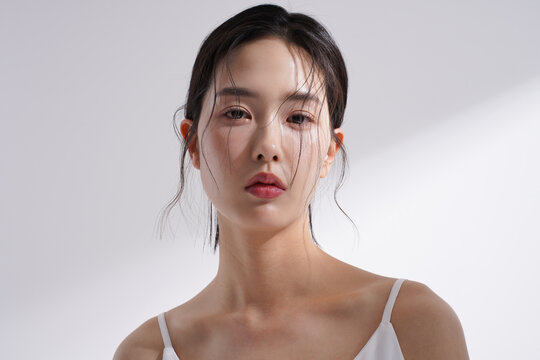 光と影の背景で撮影をした若い韓国人女性の美容イメージ写真