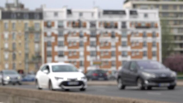 Route et circulation de v&eacute;hicules avec vue floue