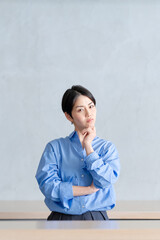 カジュアルな女性　カフェ　店員