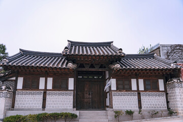 솟을대문을 보여주고있는 전통한옥-솟을대문은 조선시대 양반가의 기와집에서 사용했던 형식이다.  사직동, 종로구 서울, 대한민국