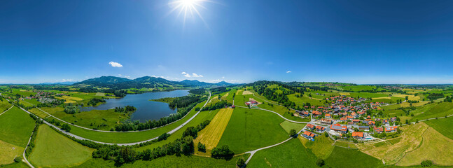 Blick ins frühsommerliche Allgäu bei Faistenoy am Grüntensee