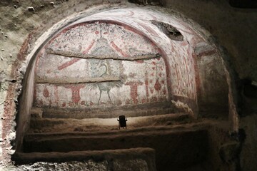 Napoli - Pavone affrescato su un arcosolio delle Catacombe di San Gennaro