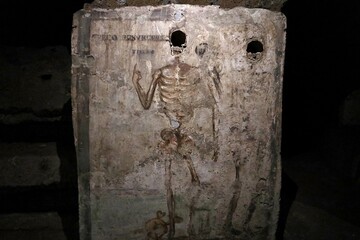 Napoli - Affresco nella galleria centrale nelle Catacombe di San Gaudioso