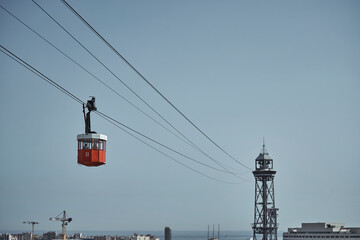 Funicular o teleférico para transporte de personas de la montaña al puerto en la ciudad de...