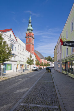 Austria, Upper Austria, Ried im Innkreis - October 01, 2023: View in Schwanthalergasse towards the parish church of St. Peter and St. Paul.