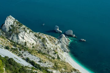 Dekokissen Ancona Conero Regional Park Due sorelle beach view from top and boats © FV Photography