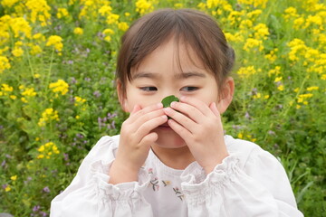 春の訪れを喜ぶ、花見する女の子