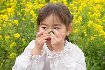 春の訪れを喜ぶ、花見する女の子