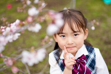 春の訪れを喜ぶ、花見する女の子