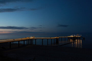 Obraz premium Nachtaufnahme der Seebrücke in Koserow auf Usedom an der Ostsee