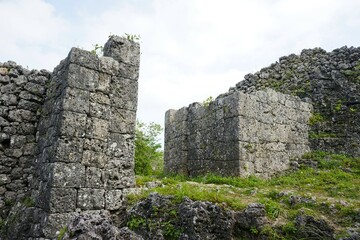 糸数グスク　城門跡と城壁