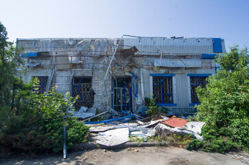 Zniszczony przez działania wojenne sklep w Donbasie na Ukrainie