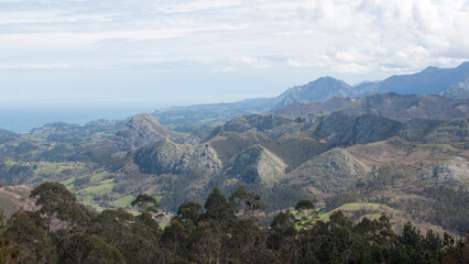 Fototapeta na wymiar Vistas de montañas en litoral de Asturias