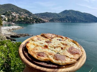 focaccia al formaggio ligure vista mare