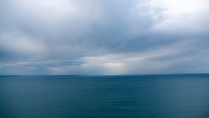 Horizonte marino tormentoso desde litoral de Asturias