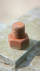 Tornillos y tuercas oxidados en superficie met&aacute;lica