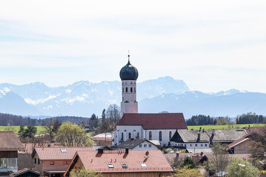 Kirche Mariä Himmelfahrt in Münsing mit Alpenkette