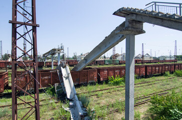 Zniszczona kładka nad torami na dworcu kolejowych w Donbasie na Ukrainie
