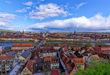Obraz premium A beautiful day in the medieval city of Wurzburg on a rainy day.