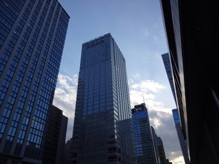 Obraz premium 都会 ビル 高架下