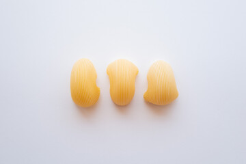 Pasta seca sobre fondo blanco