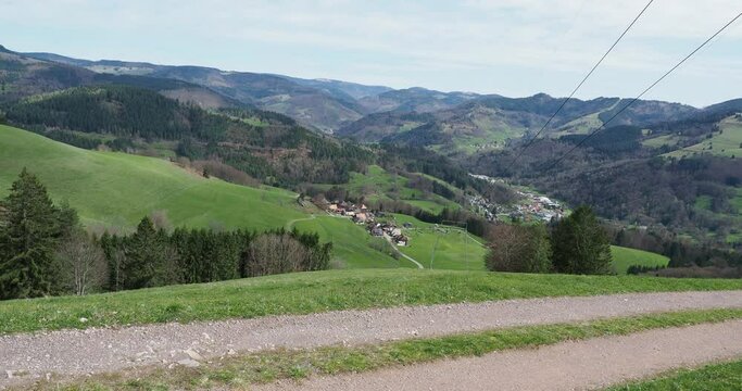 Fr&ouml;hnd zwischen Shonau und Shopfheim. Blick vom Ittenschwander Horn im Fr&uuml;hling zur Talstation des Skilifts und Hof. Shonau und Tunau im Wiesental umgeben von den Gipfeln des S&uuml;dschwarzwaldes
