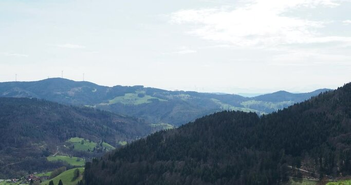 Blick vom Ittenschwander Horn bei Fröhnd-Hof im Wiesental an den Gersbacher Windkraftanlagen die schneebedeckten Gipfel der Schweizer Alpen am Horizont