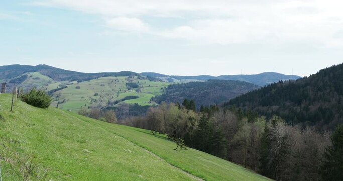 Fr&ouml;hnd im Wiesental. Blick vom Schwammbrunnen, M&auml;ttle und Schiffsboden nach Holz, Holzer-kreuz, K&uuml;naberg, Schneckenkopf, Hochkopf, Schweinekopf, Herrenschwand und Gersbach mit Windr&auml;dern
