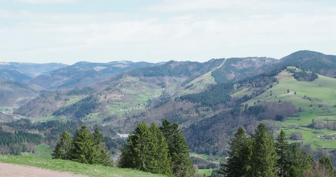 Blick vom Ittenschwander Horn in Fröhnd-Hof bei Fröhnd Ost, mit Schönau im Wiesental, Tunau und Herrenschwand, umgeben von den Gipfeln des Schwarzwaldes, dem Belchen und dem Feldberg
