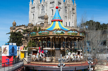 Vergnügungspark Parc d’atraccions Tibidabo und Kirche Expiatori del Sagrat Cor in Barcelona, Spanien