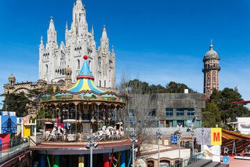 Vergnügungspark Parc d’atraccions Tibidabo und Kirche Expiatori del Sagrat Cor in Barcelona, Spanien - obrazy, fototapety, plakaty