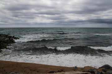 Día gris en la playa con oleaje