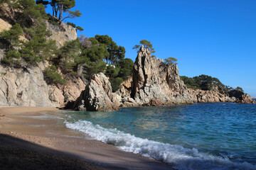 Una cala solitaria con muchas rocas en invierno