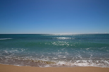 Día de calma en la playa cielo azul