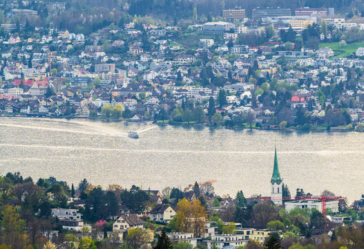 Zollikon (Vordergrund) und Kilchberg (Hintergrund) am Z&uuml;richsee, Schweiz im April